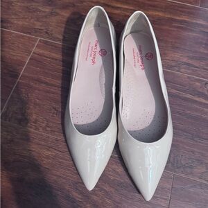 NWOT Marc Joseph New York Nude Shoes Size 7. NWOT